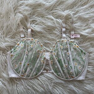 Victoria’s Secret Dream Angels Daisy Embroidery White Unlined Balcony Bra 38DDD